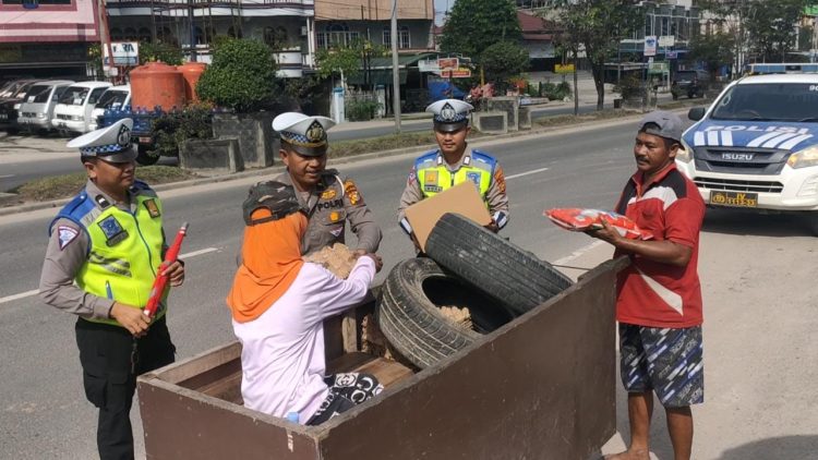 SATLANTAS POLRES BENGKALIS BERBAGI, KALI INI SASAR PENGUMPUL BARANG BEKAS